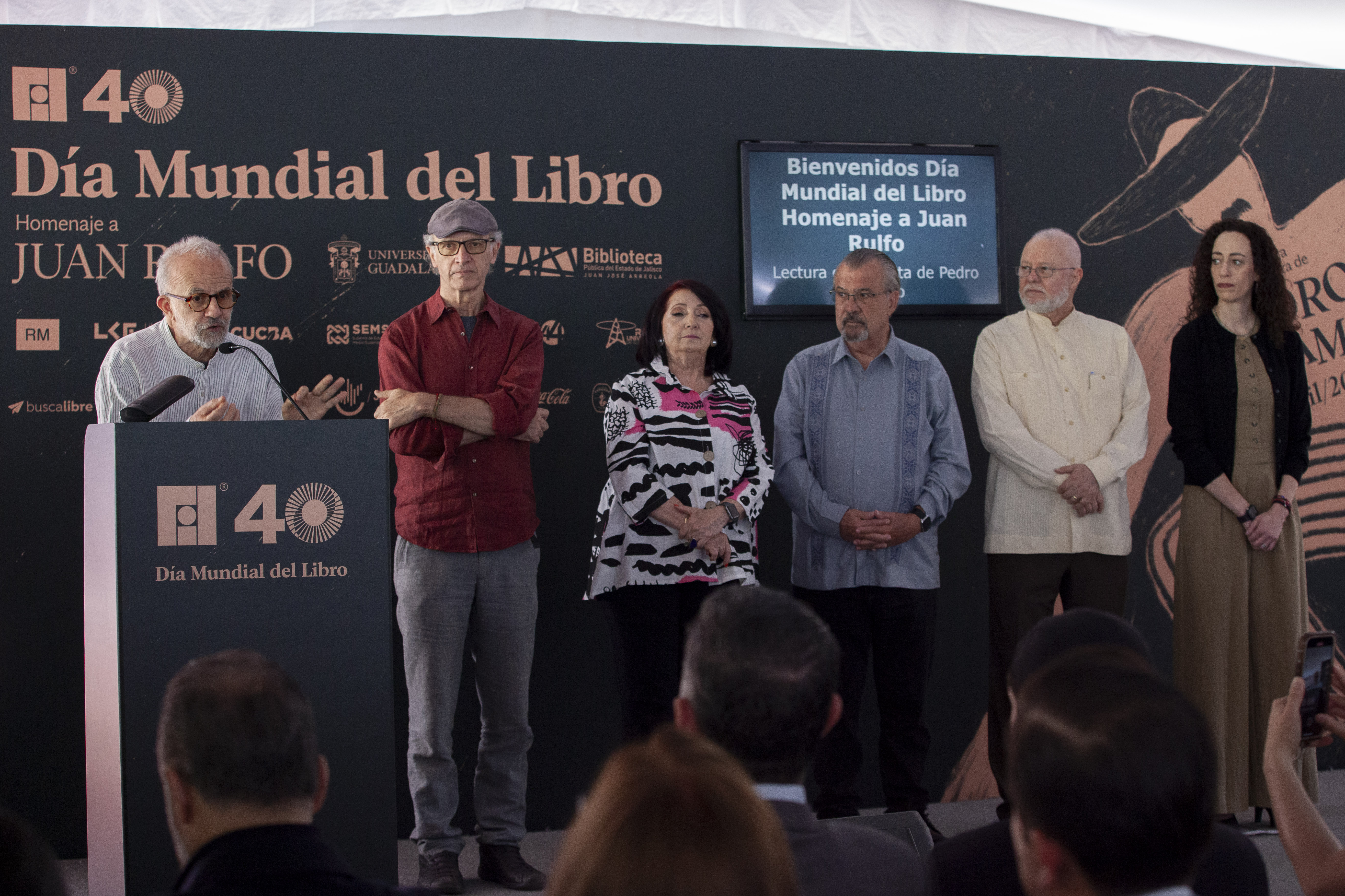 Jóvenes sentados leen libro
